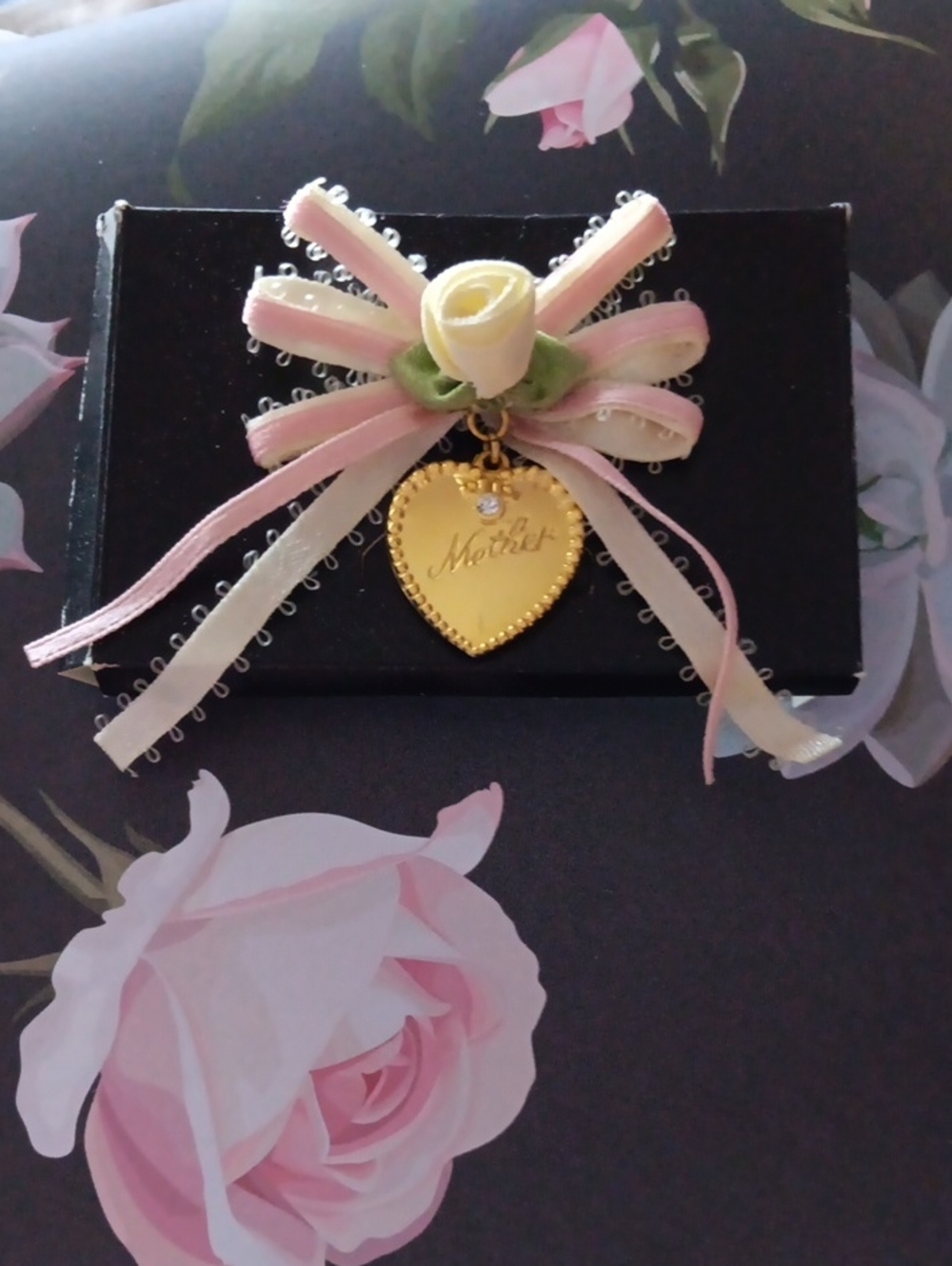 Vtg. Avon 1994 Mother Gold Tone Heart Pendant Bow Brooch with Ribbon Details